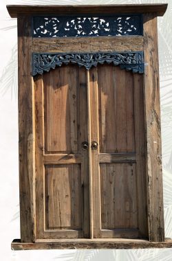 restaurierte Holztür mit blauer Verzierung