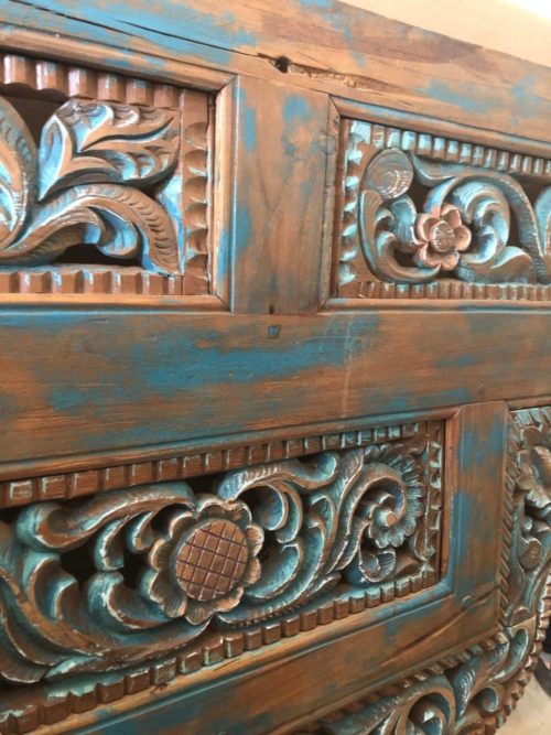 antike-bettverzierung-als tuerbogen oder deko blau detail