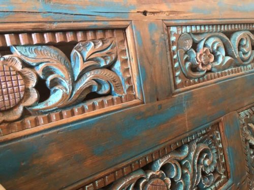 antike-bettverzierung-als tuerbogen oder deko blau detail