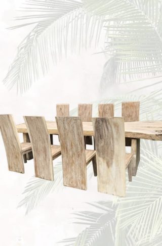 grosser-Esstisch-Massivholz-mit-acht-Stuehlen