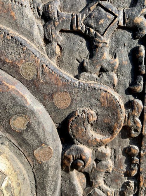 antike Tür aus Timor mit Schnitzereien