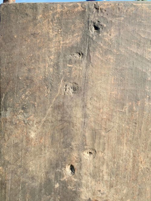 antike Tür aus Timor mit Schnitzereien