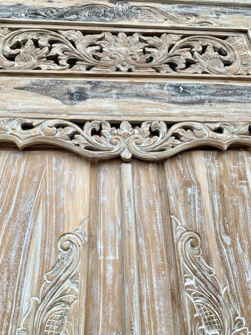 Traditionelle-Tuer-mit-seltener-Holzfarbe