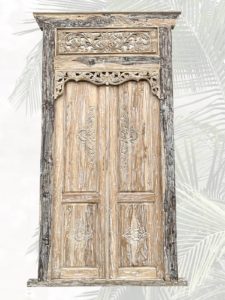 Traditionelle-Tuer-mit-seltener-Holzfarbe