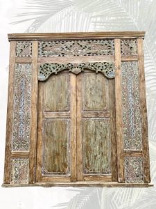 Historische-Tuer-beeindruckendes-Portal