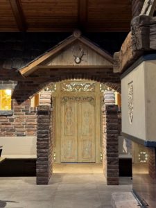 Kundenbild - unsere antike Tür Portal ist ein wahrer Eyecatcher umgebauten Restaurant unseres Kunden in